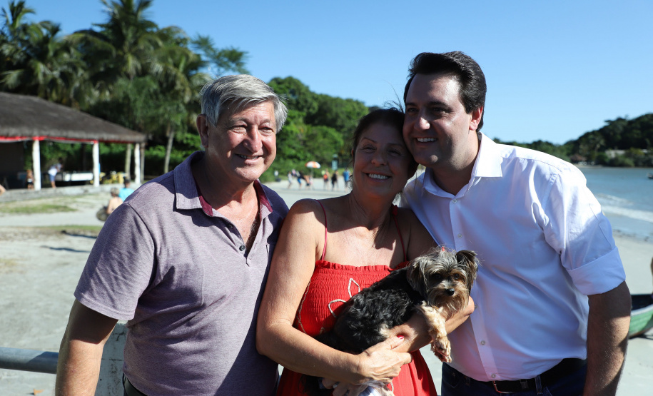 O governador Carlos Massa Ratinho Junior assinou nesta quinta-feira (27) a ordem de serviço para o início das obras de reforma e melhorias nos trapiches de Nova Brasília e Encantadas, na Ilha do Mel, em Paranaguá. O ministro de Infraestrutura, Tarcísio Gomes de Freitas, participou da solenidade. O investimento de R$ 9,5 milhões são da empresa pública Portos do Paraná. As obras devem demorar cerca de sete meses. - Curitiba, 27/02/2020 - Foto: José Fernando Ogura/AEN