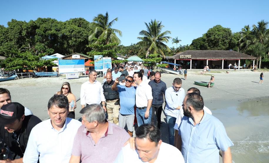 O governador Carlos Massa Ratinho Junior assinou nesta quinta-feira (27) a ordem de serviço para o início das obras de reforma e melhorias nos trapiches de Nova Brasília e Encantadas, na Ilha do Mel, em Paranaguá. O ministro de Infraestrutura, Tarcísio Gomes de Freitas, participou da solenidade. O investimento de R$ 9,5 milhões são da empresa pública Portos do Paraná. As obras devem demorar cerca de sete meses. - Curitiba, 27/02/2020 - Foto: José Fernando Ogura/AEN