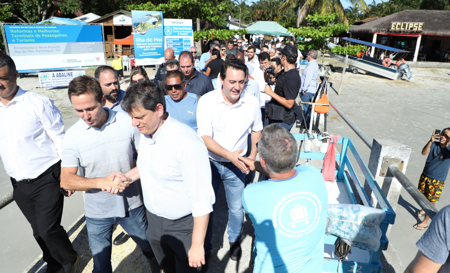 O governador Carlos Massa Ratinho Junior assinou nesta quinta-feira (27) a ordem de serviço para o início das obras de reforma e melhorias nos trapiches de Nova Brasília e Encantadas, na Ilha do Mel, em Paranaguá. O ministro de Infraestrutura, Tarcísio Gomes de Freitas, participou da solenidade. O investimento de R$ 9,5 milhões são da empresa pública Portos do Paraná. As obras devem demorar cerca de sete meses. - Curitiba, 27/02/2020 - Foto: José Fernando Ogura/AEN