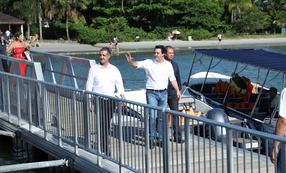 O governador Carlos Massa Ratinho Junior assinou nesta quinta-feira (27) a ordem de serviço para o início das obras de reforma e melhorias nos trapiches de Nova Brasília e Encantadas, na Ilha do Mel, em Paranaguá. O ministro de Infraestrutura, Tarcísio Gomes de Freitas, participou da solenidade. O investimento de R$ 9,5 milhões são da empresa pública Portos do Paraná. As obras devem demorar cerca de sete meses. - Curitiba, 27/02/2020 - Foto: José Fernando Ogura/AEN