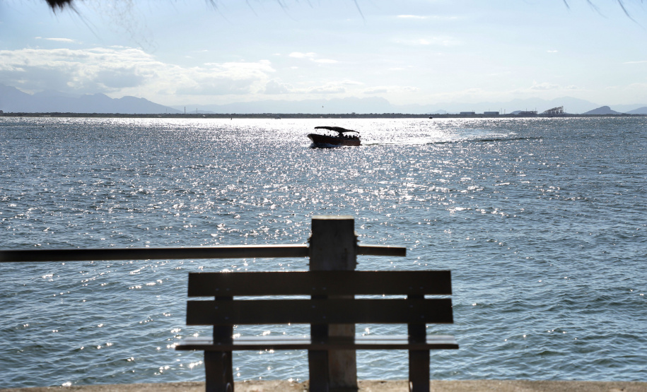 O governador Carlos Massa Ratinho Junior assinou nesta quinta-feira (27) a ordem de serviço para o início das obras de reforma e melhorias nos trapiches de Nova Brasília e Encantadas, na Ilha do Mel, em Paranaguá. O ministro de Infraestrutura, Tarcísio Gomes de Freitas, participou da solenidade. O investimento de R$ 9,5 milhões são da empresa pública Portos do Paraná. As obras devem demorar cerca de sete meses. - Curitiba, 27/02/2020 - Foto: José Fernando Ogura/AEN