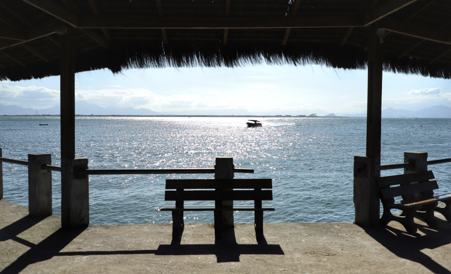 O governador Carlos Massa Ratinho Junior assinou nesta quinta-feira (27) a ordem de serviço para o início das obras de reforma e melhorias nos trapiches de Nova Brasília e Encantadas, na Ilha do Mel, em Paranaguá. O ministro de Infraestrutura, Tarcísio Gomes de Freitas, participou da solenidade. O investimento de R$ 9,5 milhões são da empresa pública Portos do Paraná. As obras devem demorar cerca de sete meses. - Curitiba, 27/02/2020 - Foto: José Fernando Ogura/AEN