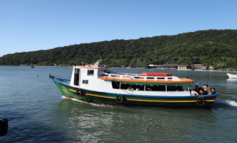 O governador Carlos Massa Ratinho Junior assinou nesta quinta-feira (27) a ordem de serviço para o início das obras de reforma e melhorias nos trapiches de Nova Brasília e Encantadas, na Ilha do Mel, em Paranaguá. O ministro de Infraestrutura, Tarcísio Gomes de Freitas, participou da solenidade. O investimento de R$ 9,5 milhões são da empresa pública Portos do Paraná. As obras devem demorar cerca de sete meses. - Curitiba, 27/02/2020 - Foto: José Fernando Ogura/AEN