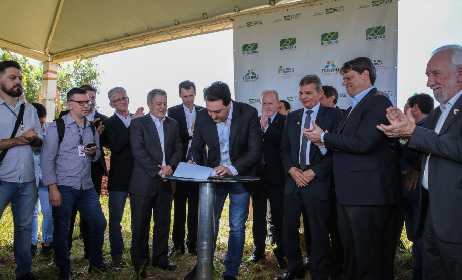 Aeroporto Foz O governador Carlos Massa Ratinho Junior participa nesta sexta-feira (28), junto com o ministro da Infraestrutura, Tarcísio Freitas; com o diretor-geral brasileiro da Itaipu Binacional, Joaquim Silva e Luna; e o presidente da Infraero, Hélio Paes de Barros Júnior, da solenidade em que será autorizado o início das obras de ampliação da pista de pouso do Aeroporto Internacional de Foz do Iguaçu.Foz do Iguaçu, 28/02/2020 - Foto: Geraldo Bubniak/AEN