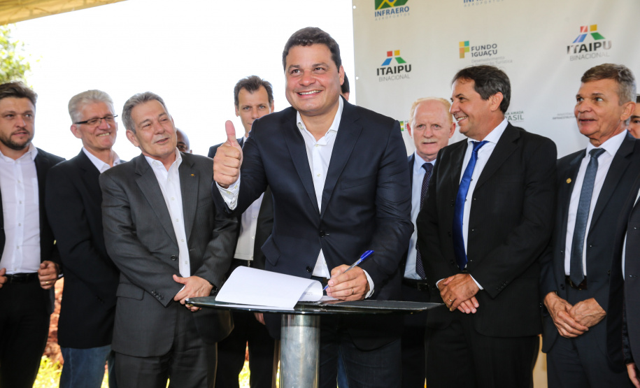 Aeroporto Foz O governador Carlos Massa Ratinho Junior participa nesta sexta-feira (28), junto com o ministro da Infraestrutura, Tarcísio Freitas; com o diretor-geral brasileiro da Itaipu Binacional, Joaquim Silva e Luna; e o presidente da Infraero, Hélio Paes de Barros Júnior, da solenidade em que será autorizado o início das obras de ampliação da pista de pouso do Aeroporto Internacional de Foz do Iguaçu.Foz do Iguaçu, 28/02/2020 - Foto: Geraldo Bubniak/AEN