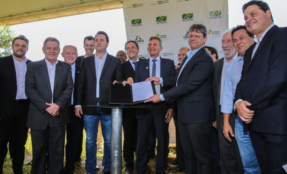 Aeroporto Foz O governador Carlos Massa Ratinho Junior participa nesta sexta-feira (28), junto com o ministro da Infraestrutura, Tarcísio Freitas; com o diretor-geral brasileiro da Itaipu Binacional, Joaquim Silva e Luna; e o presidente da Infraero, Hélio Paes de Barros Júnior, da solenidade em que será autorizado o início das obras de ampliação da pista de pouso do Aeroporto Internacional de Foz do Iguaçu.Foz do Iguaçu, 28/02/2020 - Foto: Geraldo Bubniak/AEN