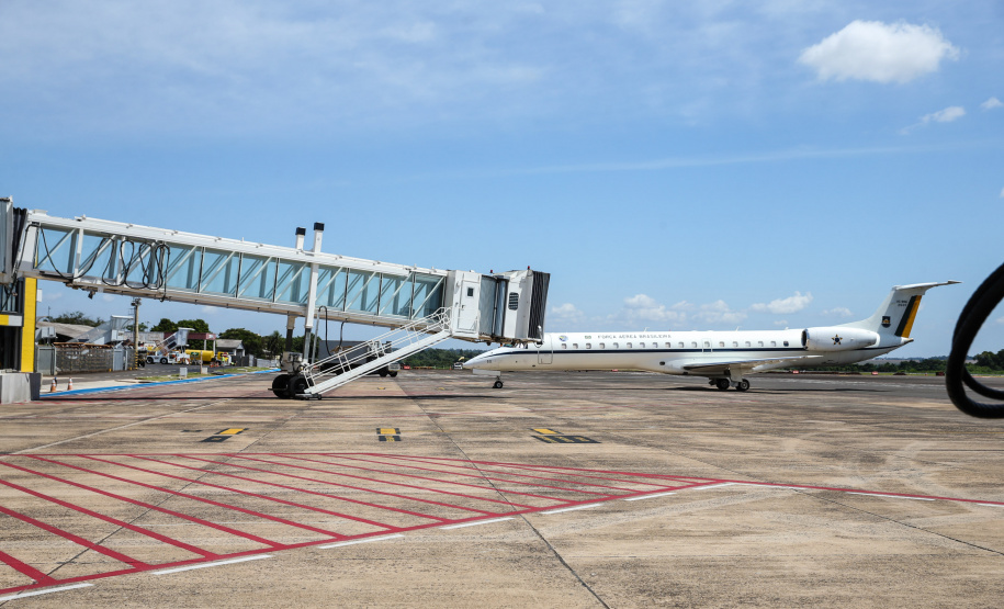 Aeroporto Foz O governador Carlos Massa Ratinho Junior participa nesta sexta-feira (28), junto com o ministro da Infraestrutura, Tarcísio Freitas; com o diretor-geral brasileiro da Itaipu Binacional, Joaquim Silva e Luna; e o presidente da Infraero, Hélio Paes de Barros Júnior, da solenidade em que será autorizado o início das obras de ampliação da pista de pouso do Aeroporto Internacional de Foz do Iguaçu.Foz do Iguaçu, 28/02/2020 - Foto: Geraldo Bubniak/AEN