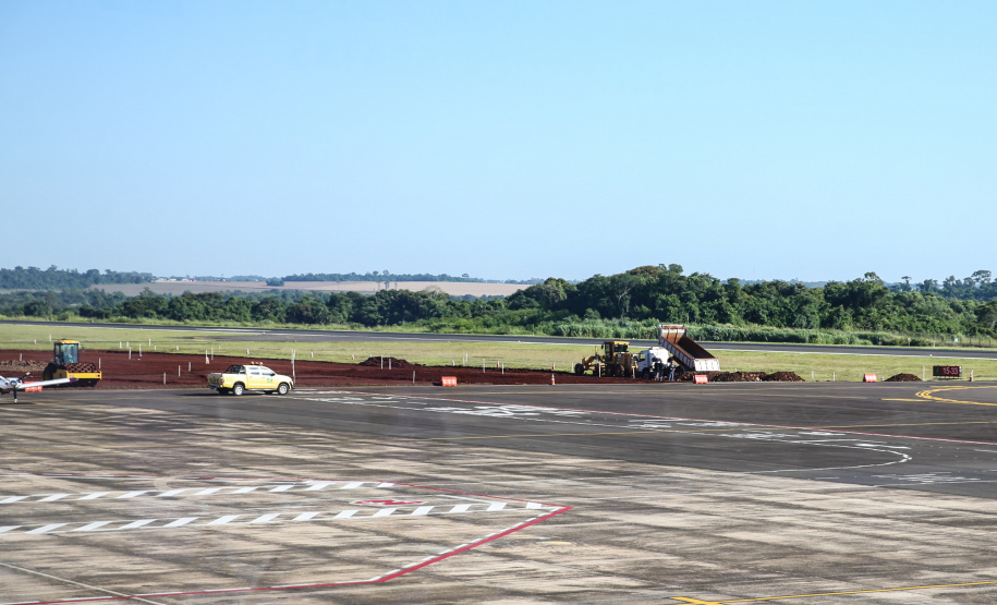 Aeroporto Foz O governador Carlos Massa Ratinho Junior participa nesta sexta-feira (28), junto com o ministro da Infraestrutura, Tarcísio Freitas; com o diretor-geral brasileiro da Itaipu Binacional, Joaquim Silva e Luna; e o presidente da Infraero, Hélio Paes de Barros Júnior, da solenidade em que será autorizado o início das obras de ampliação da pista de pouso do Aeroporto Internacional de Foz do Iguaçu.Foz do Iguaçu, 28/02/2020 - Foto: Geraldo Bubniak/AEN
