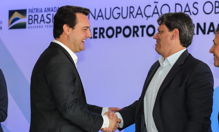 Aeroporto Foz O governador Carlos Massa Ratinho Junior participa nesta sexta-feira (28), junto com o ministro da Infraestrutura, Tarcísio Freitas; com o diretor-geral brasileiro da Itaipu Binacional, Joaquim Silva e Luna; e o presidente da Infraero, Hélio Paes de Barros Júnior, da solenidade em que será autorizado o início das obras de ampliação da pista de pouso do Aeroporto Internacional de Foz do Iguaçu.Foz do Iguaçu, 28/02/2020 - Foto: Geraldo Bubniak/AEN