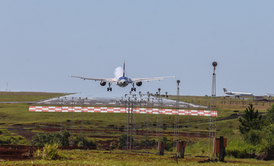 Aeroporto Foz O governador Carlos Massa Ratinho Junior participa nesta sexta-feira (28), junto com o ministro da Infraestrutura, Tarcísio Freitas; com o diretor-geral brasileiro da Itaipu Binacional, Joaquim Silva e Luna; e o presidente da Infraero, Hélio Paes de Barros Júnior, da solenidade em que será autorizado o início das obras de ampliação da pista de pouso do Aeroporto Internacional de Foz do Iguaçu.Foz do Iguaçu, 28/02/2020 - Foto: Geraldo Bubniak/AEN