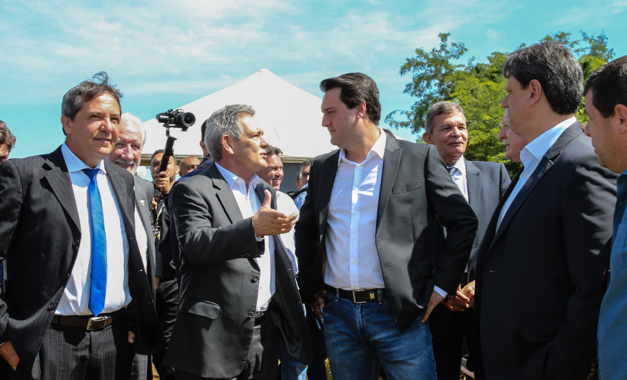 Aeroporto Foz O governador Carlos Massa Ratinho Junior participa nesta sexta-feira (28), junto com o ministro da Infraestrutura, Tarcísio Freitas; com o diretor-geral brasileiro da Itaipu Binacional, Joaquim Silva e Luna; e o presidente da Infraero, Hélio Paes de Barros Júnior, da solenidade em que será autorizado o início das obras de ampliação da pista de pouso do Aeroporto Internacional de Foz do Iguaçu.Foz do Iguaçu, 28/02/2020 - Foto: Geraldo Bubniak/AEN