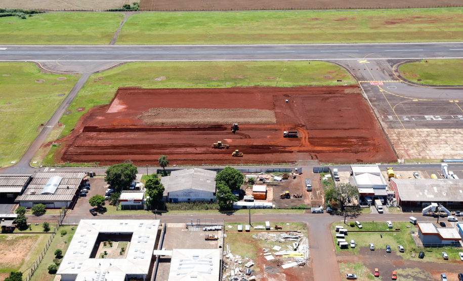 O governador Carlos Massa Ratinho Junior participa junto com o ministro da Infraestrutura, Tarcísio Freitas; com o diretor-geral brasileiro da Itaipu Binacional, Joaquim Silva e Luna; e o presidente da Infraero, Hélio Paes de Barros Júnior, da solenidade autorização o início das obras de ampliação da pista de pouso do Aeroporto Internacional de Foz do Iguaçu. - Foz do Iguaçu, 28/02/2020 - Foto: Rodrigo Félix Leal/AEN