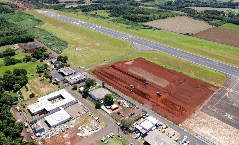 O governador Carlos Massa Ratinho Junior participa junto com o ministro da Infraestrutura, Tarcísio Freitas; com o diretor-geral brasileiro da Itaipu Binacional, Joaquim Silva e Luna; e o presidente da Infraero, Hélio Paes de Barros Júnior, da solenidade autorização o início das obras de ampliação da pista de pouso do Aeroporto Internacional de Foz do Iguaçu. - Foz do Iguaçu, 28/02/2020 - Foto: Rodrigo Félix Leal/AEN