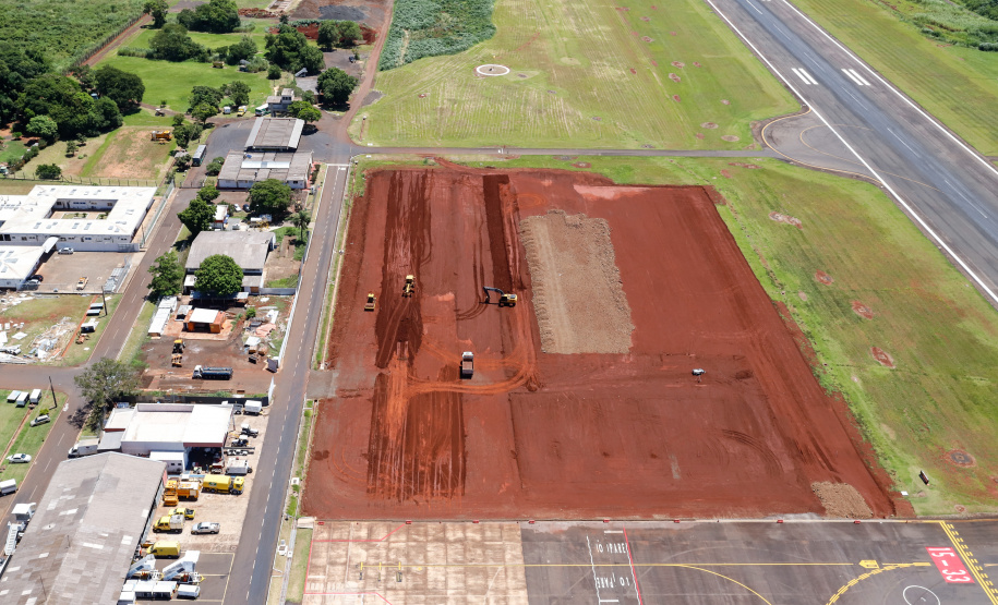 O governador Carlos Massa Ratinho Junior participa junto com o ministro da Infraestrutura, Tarcísio Freitas; com o diretor-geral brasileiro da Itaipu Binacional, Joaquim Silva e Luna; e o presidente da Infraero, Hélio Paes de Barros Júnior, da solenidade autorização o início das obras de ampliação da pista de pouso do Aeroporto Internacional de Foz do Iguaçu. - Foz do Iguaçu, 28/02/2020 - Foto: Rodrigo Félix Leal/AEN