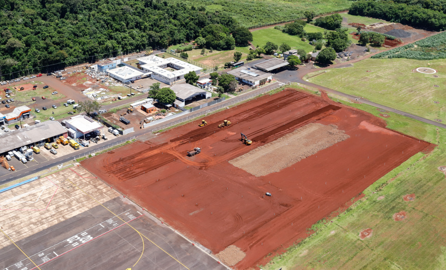O governador Carlos Massa Ratinho Junior participa junto com o ministro da Infraestrutura, Tarcísio Freitas; com o diretor-geral brasileiro da Itaipu Binacional, Joaquim Silva e Luna; e o presidente da Infraero, Hélio Paes de Barros Júnior, da solenidade autorização o início das obras de ampliação da pista de pouso do Aeroporto Internacional de Foz do Iguaçu. - Foz do Iguaçu, 28/02/2020 - Foto: Rodrigo Félix Leal/AEN
