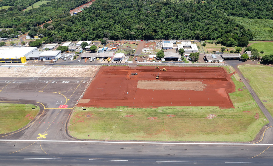 O governador Carlos Massa Ratinho Junior participa junto com o ministro da Infraestrutura, Tarcísio Freitas; com o diretor-geral brasileiro da Itaipu Binacional, Joaquim Silva e Luna; e o presidente da Infraero, Hélio Paes de Barros Júnior, da solenidade autorização o início das obras de ampliação da pista de pouso do Aeroporto Internacional de Foz do Iguaçu. - Foz do Iguaçu, 28/02/2020 - Foto: Rodrigo Félix Leal/AEN
