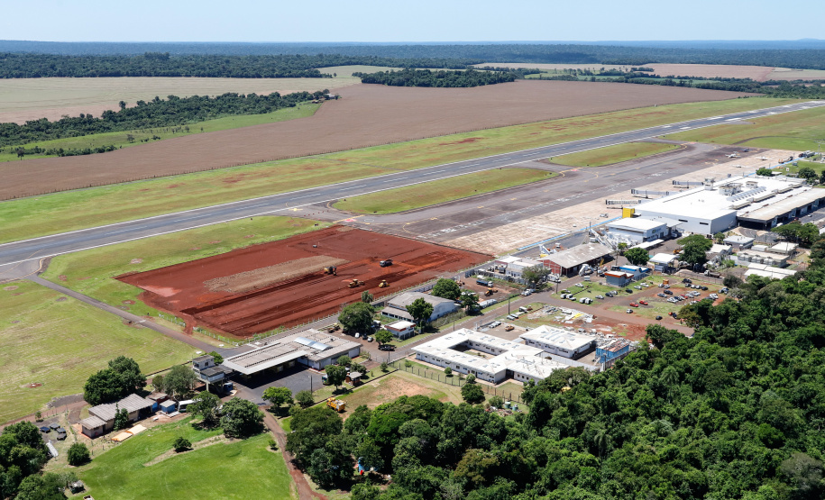O governador Carlos Massa Ratinho Junior participa junto com o ministro da Infraestrutura, Tarcísio Freitas; com o diretor-geral brasileiro da Itaipu Binacional, Joaquim Silva e Luna; e o presidente da Infraero, Hélio Paes de Barros Júnior, da solenidade autorização o início das obras de ampliação da pista de pouso do Aeroporto Internacional de Foz do Iguaçu. - Foz do Iguaçu, 28/02/2020 - Foto: Rodrigo Félix Leal/AEN