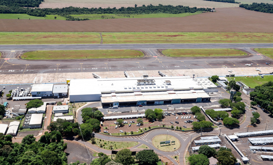O governador Carlos Massa Ratinho Junior participa junto com o ministro da Infraestrutura, Tarcísio Freitas; com o diretor-geral brasileiro da Itaipu Binacional, Joaquim Silva e Luna; e o presidente da Infraero, Hélio Paes de Barros Júnior, da solenidade autorização o início das obras de ampliação da pista de pouso do Aeroporto Internacional de Foz do Iguaçu. - Foz do Iguaçu, 28/02/2020 - Foto: Rodrigo Félix Leal/AEN