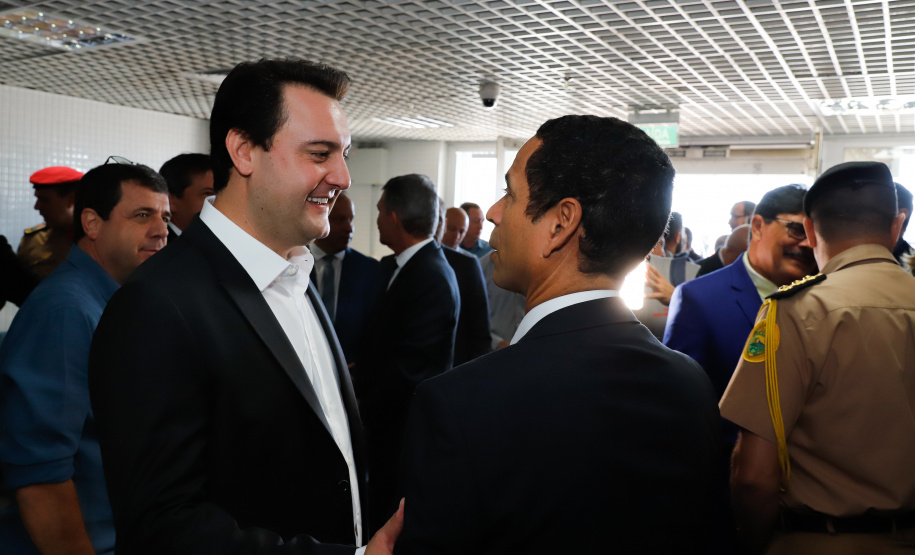 O governador Carlos Massa Ratinho Junior participa junto com o ministro da Infraestrutura, Tarcísio Freitas; com o diretor-geral brasileiro da Itaipu Binacional, Joaquim Silva e Luna; e o presidente da Infraero, Hélio Paes de Barros Júnior, da solenidade autorização o início das obras de ampliação da pista de pouso do Aeroporto Internacional de Foz do Iguaçu. - Foz do Iguaçu, 28/02/2020 - Foto: Rodrigo Félix Leal/AEN