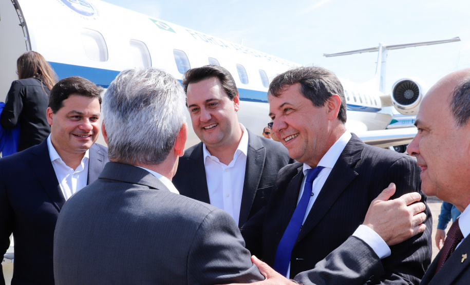 O governador Carlos Massa Ratinho Junior participa junto com o ministro da Infraestrutura, Tarcísio Freitas; com o diretor-geral brasileiro da Itaipu Binacional, Joaquim Silva e Luna; e o presidente da Infraero, Hélio Paes de Barros Júnior, da solenidade autorização o início das obras de ampliação da pista de pouso do Aeroporto Internacional de Foz do Iguaçu. - Foz do Iguaçu, 28/02/2020 - Foto: Rodrigo Félix Leal/AEN