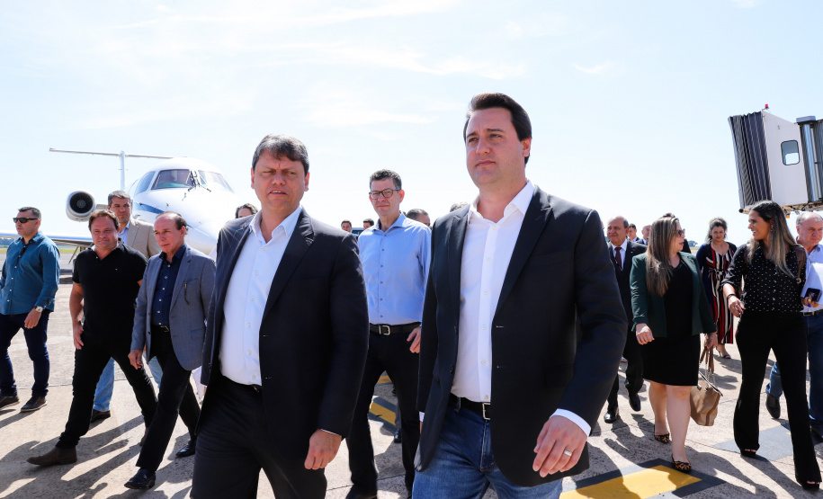 O governador Carlos Massa Ratinho Junior participa junto com o ministro da Infraestrutura, Tarcísio Freitas; com o diretor-geral brasileiro da Itaipu Binacional, Joaquim Silva e Luna; e o presidente da Infraero, Hélio Paes de Barros Júnior, da solenidade autorização o início das obras de ampliação da pista de pouso do Aeroporto Internacional de Foz do Iguaçu. - Foz do Iguaçu, 28/02/2020 - Foto: Rodrigo Félix Leal/AEN