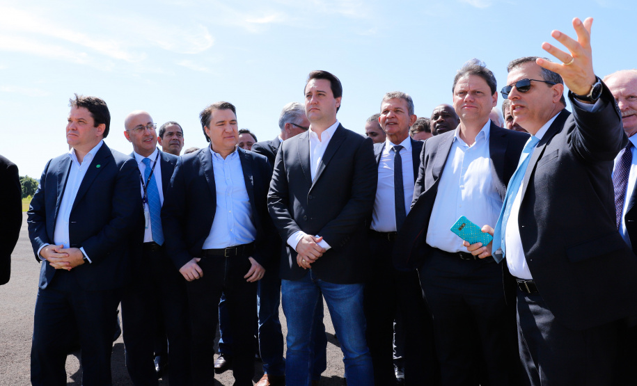 O governador Carlos Massa Ratinho Junior participa junto com o ministro da Infraestrutura, Tarcísio Freitas; com o diretor-geral brasileiro da Itaipu Binacional, Joaquim Silva e Luna; e o presidente da Infraero, Hélio Paes de Barros Júnior, da solenidade autorização o início das obras de ampliação da pista de pouso do Aeroporto Internacional de Foz do Iguaçu. - Foz do Iguaçu, 28/02/2020 - Foto: Rodrigo Félix Leal/AEN
