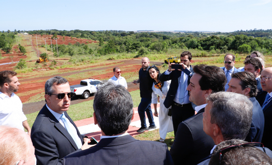 O governador Carlos Massa Ratinho Junior participa junto com o ministro da Infraestrutura, Tarcísio Freitas; com o diretor-geral brasileiro da Itaipu Binacional, Joaquim Silva e Luna; e o presidente da Infraero, Hélio Paes de Barros Júnior, da solenidade autorização o início das obras de ampliação da pista de pouso do Aeroporto Internacional de Foz do Iguaçu. - Foz do Iguaçu, 28/02/2020 - Foto: Rodrigo Félix Leal/AEN