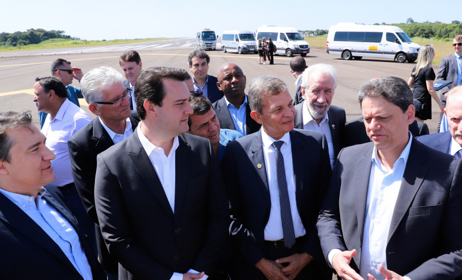 O governador Carlos Massa Ratinho Junior participa junto com o ministro da Infraestrutura, Tarcísio Freitas; com o diretor-geral brasileiro da Itaipu Binacional, Joaquim Silva e Luna; e o presidente da Infraero, Hélio Paes de Barros Júnior, da solenidade autorização o início das obras de ampliação da pista de pouso do Aeroporto Internacional de Foz do Iguaçu. - Foz do Iguaçu, 28/02/2020 - Foto: Rodrigo Félix Leal/AEN
