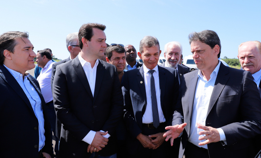 O governador Carlos Massa Ratinho Junior participa junto com o ministro da Infraestrutura, Tarcísio Freitas; com o diretor-geral brasileiro da Itaipu Binacional, Joaquim Silva e Luna; e o presidente da Infraero, Hélio Paes de Barros Júnior, da solenidade autorização o início das obras de ampliação da pista de pouso do Aeroporto Internacional de Foz do Iguaçu. - Foz do Iguaçu, 28/02/2020 - Foto: Rodrigo Félix Leal/AEN