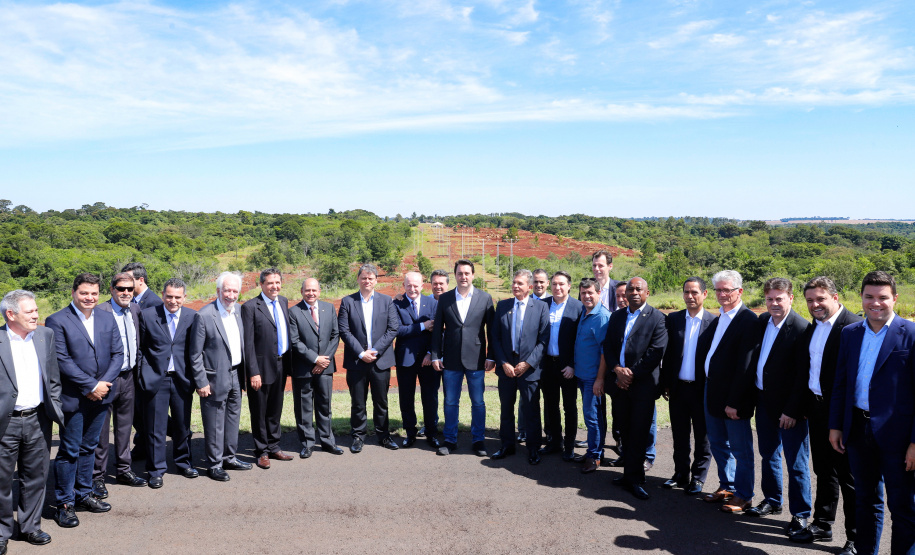 O governador Carlos Massa Ratinho Junior participa junto com o ministro da Infraestrutura, Tarcísio Freitas; com o diretor-geral brasileiro da Itaipu Binacional, Joaquim Silva e Luna; e o presidente da Infraero, Hélio Paes de Barros Júnior, da solenidade autorização o início das obras de ampliação da pista de pouso do Aeroporto Internacional de Foz do Iguaçu. - Foz do Iguaçu, 28/02/2020 - Foto: Rodrigo Félix Leal/AEN