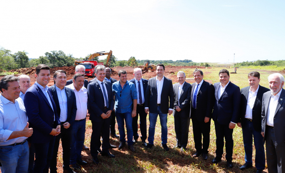 O governador Carlos Massa Ratinho Junior participa junto com o ministro da Infraestrutura, Tarcísio Freitas; com o diretor-geral brasileiro da Itaipu Binacional, Joaquim Silva e Luna; e o presidente da Infraero, Hélio Paes de Barros Júnior, da solenidade autorização o início das obras de ampliação da pista de pouso do Aeroporto Internacional de Foz do Iguaçu. - Foz do Iguaçu, 28/02/2020 - Foto: Rodrigo Félix Leal/AEN