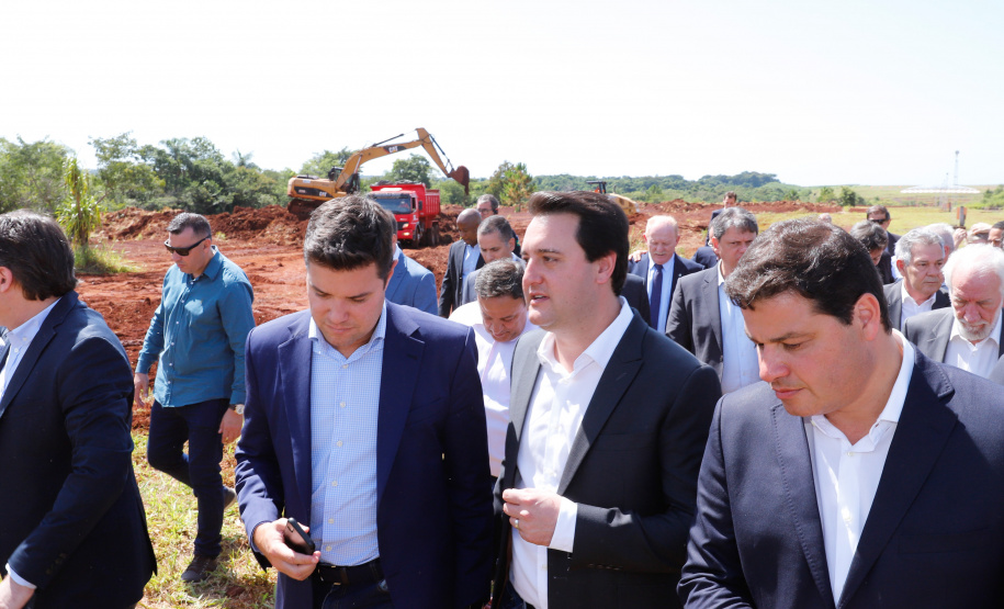 O governador Carlos Massa Ratinho Junior participa junto com o ministro da Infraestrutura, Tarcísio Freitas; com o diretor-geral brasileiro da Itaipu Binacional, Joaquim Silva e Luna; e o presidente da Infraero, Hélio Paes de Barros Júnior, da solenidade autorização o início das obras de ampliação da pista de pouso do Aeroporto Internacional de Foz do Iguaçu. - Foz do Iguaçu, 28/02/2020 - Foto: Rodrigo Félix Leal/AEN