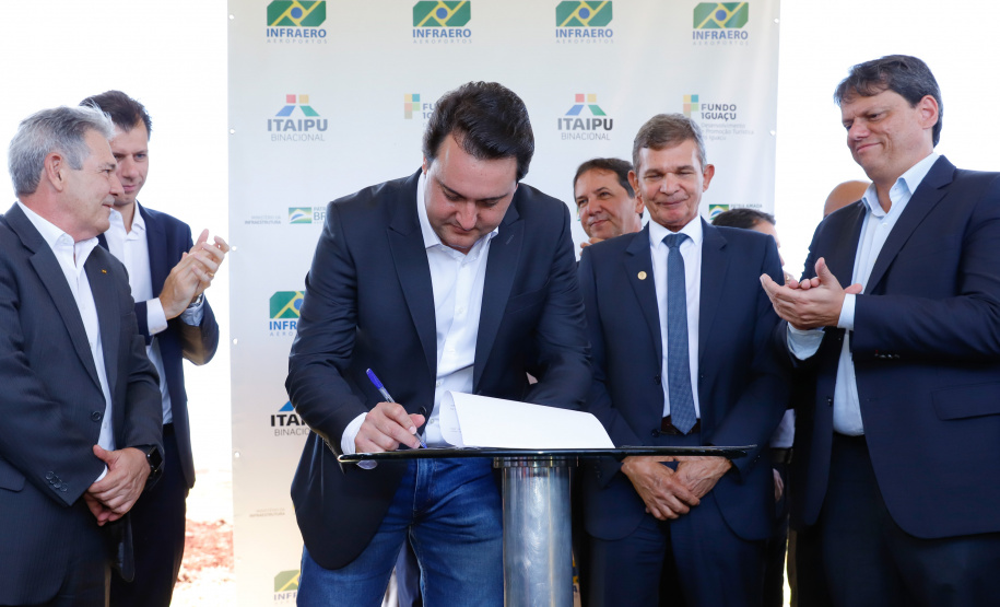 O governador Carlos Massa Ratinho Junior participa junto com o ministro da Infraestrutura, Tarcísio Freitas; com o diretor-geral brasileiro da Itaipu Binacional, Joaquim Silva e Luna; e o presidente da Infraero, Hélio Paes de Barros Júnior, da solenidade autorização o início das obras de ampliação da pista de pouso do Aeroporto Internacional de Foz do Iguaçu. - Foz do Iguaçu, 28/02/2020 - Foto: Rodrigo Félix Leal/AEN