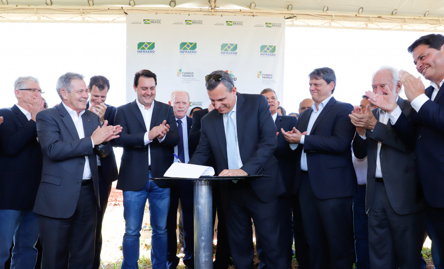 O governador Carlos Massa Ratinho Junior participa junto com o ministro da Infraestrutura, Tarcísio Freitas; com o diretor-geral brasileiro da Itaipu Binacional, Joaquim Silva e Luna; e o presidente da Infraero, Hélio Paes de Barros Júnior, da solenidade autorização o início das obras de ampliação da pista de pouso do Aeroporto Internacional de Foz do Iguaçu. - Foz do Iguaçu, 28/02/2020 - Foto: Rodrigo Félix Leal/AEN