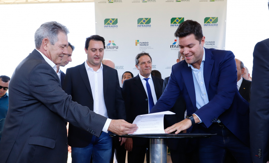 O governador Carlos Massa Ratinho Junior participa junto com o ministro da Infraestrutura, Tarcísio Freitas; com o diretor-geral brasileiro da Itaipu Binacional, Joaquim Silva e Luna; e o presidente da Infraero, Hélio Paes de Barros Júnior, da solenidade autorização o início das obras de ampliação da pista de pouso do Aeroporto Internacional de Foz do Iguaçu. - Foz do Iguaçu, 28/02/2020 - Foto: Rodrigo Félix Leal/AEN