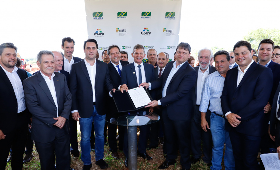 O governador Carlos Massa Ratinho Junior participa junto com o ministro da Infraestrutura, Tarcísio Freitas; com o diretor-geral brasileiro da Itaipu Binacional, Joaquim Silva e Luna; e o presidente da Infraero, Hélio Paes de Barros Júnior, da solenidade autorização o início das obras de ampliação da pista de pouso do Aeroporto Internacional de Foz do Iguaçu. - Foz do Iguaçu, 28/02/2020 - Foto: Rodrigo Félix Leal/AEN