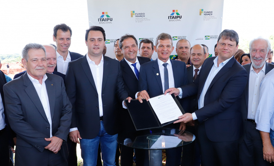 O governador Carlos Massa Ratinho Junior participa junto com o ministro da Infraestrutura, Tarcísio Freitas; com o diretor-geral brasileiro da Itaipu Binacional, Joaquim Silva e Luna; e o presidente da Infraero, Hélio Paes de Barros Júnior, da solenidade autorização o início das obras de ampliação da pista de pouso do Aeroporto Internacional de Foz do Iguaçu. - Foz do Iguaçu, 28/02/2020 - Foto: Rodrigo Félix Leal/AEN