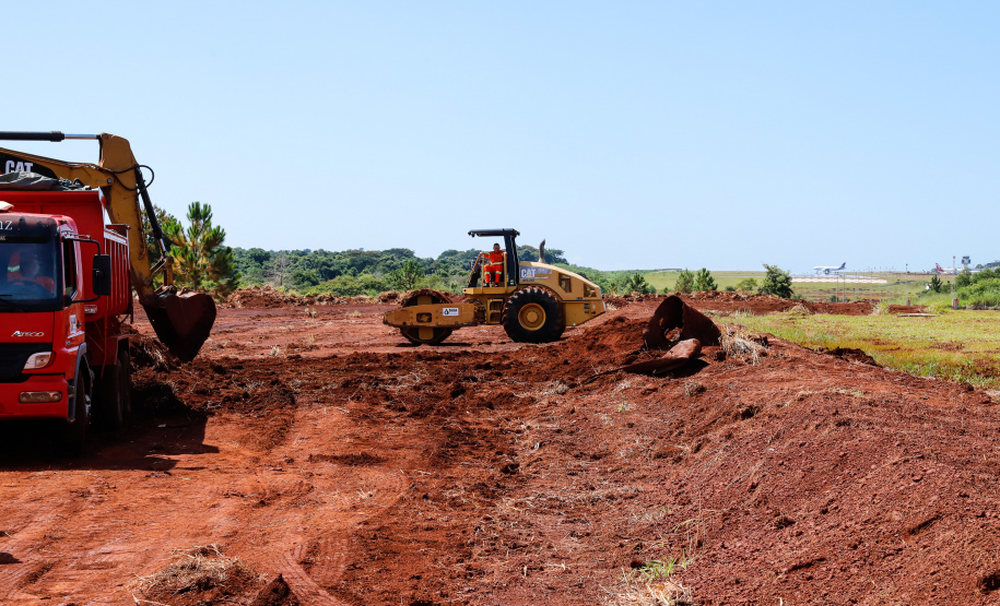 O governador Carlos Massa Ratinho Junior participa junto com o ministro da Infraestrutura, Tarcísio Freitas; com o diretor-geral brasileiro da Itaipu Binacional, Joaquim Silva e Luna; e o presidente da Infraero, Hélio Paes de Barros Júnior, da solenidade autorização o início das obras de ampliação da pista de pouso do Aeroporto Internacional de Foz do Iguaçu. - Foz do Iguaçu, 28/02/2020 - Foto: Rodrigo Félix Leal/AEN