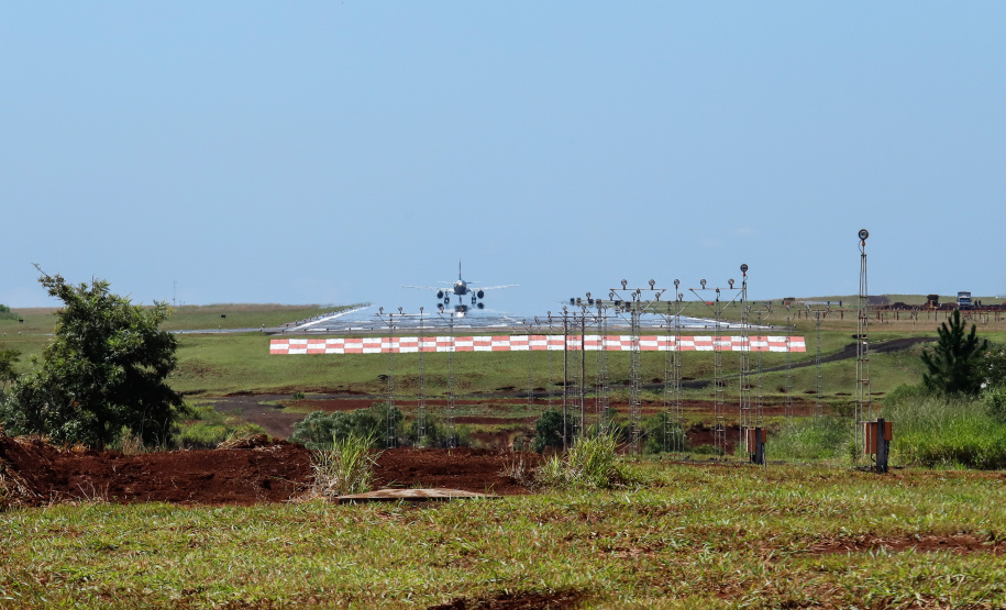 O governador Carlos Massa Ratinho Junior participa junto com o ministro da Infraestrutura, Tarcísio Freitas; com o diretor-geral brasileiro da Itaipu Binacional, Joaquim Silva e Luna; e o presidente da Infraero, Hélio Paes de Barros Júnior, da solenidade autorização o início das obras de ampliação da pista de pouso do Aeroporto Internacional de Foz do Iguaçu. - Foz do Iguaçu, 28/02/2020 - Foto: Rodrigo Félix Leal/AEN
