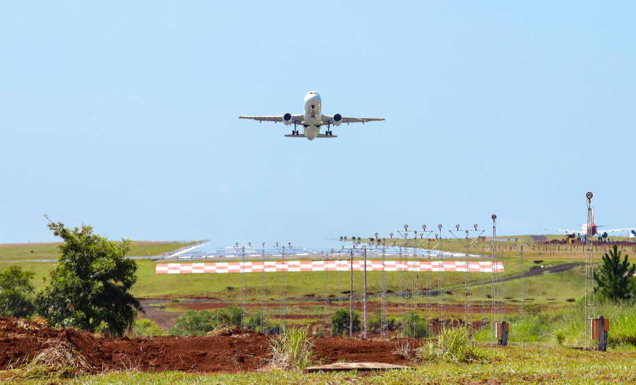 O governador Carlos Massa Ratinho Junior participa junto com o ministro da Infraestrutura, Tarcísio Freitas; com o diretor-geral brasileiro da Itaipu Binacional, Joaquim Silva e Luna; e o presidente da Infraero, Hélio Paes de Barros Júnior, da solenidade autorização o início das obras de ampliação da pista de pouso do Aeroporto Internacional de Foz do Iguaçu. - Foz do Iguaçu, 28/02/2020 - Foto: Rodrigo Félix Leal/AEN