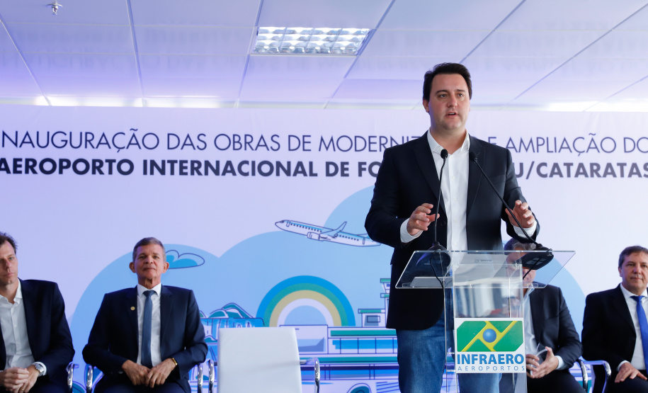 O governador Carlos Massa Ratinho Junior participa junto com o ministro da Infraestrutura, Tarcísio Freitas; com o diretor-geral brasileiro da Itaipu Binacional, Joaquim Silva e Luna; e o presidente da Infraero, Hélio Paes de Barros Júnior, da solenidade autorização o início das obras de ampliação da pista de pouso do Aeroporto Internacional de Foz do Iguaçu. - Foz do Iguaçu, 28/02/2020 - Foto: Rodrigo Félix Leal/AEN