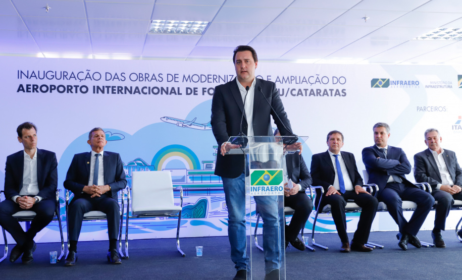 O governador Carlos Massa Ratinho Junior participa junto com o ministro da Infraestrutura, Tarcísio Freitas; com o diretor-geral brasileiro da Itaipu Binacional, Joaquim Silva e Luna; e o presidente da Infraero, Hélio Paes de Barros Júnior, da solenidade autorização o início das obras de ampliação da pista de pouso do Aeroporto Internacional de Foz do Iguaçu. - Foz do Iguaçu, 28/02/2020 - Foto: Rodrigo Félix Leal/AEN