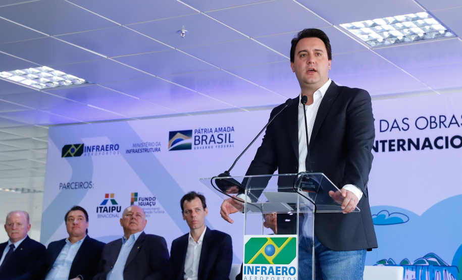 O governador Carlos Massa Ratinho Junior participa junto com o ministro da Infraestrutura, Tarcísio Freitas; com o diretor-geral brasileiro da Itaipu Binacional, Joaquim Silva e Luna; e o presidente da Infraero, Hélio Paes de Barros Júnior, da solenidade autorização o início das obras de ampliação da pista de pouso do Aeroporto Internacional de Foz do Iguaçu. - Foz do Iguaçu, 28/02/2020 - Foto: Rodrigo Félix Leal/AEN