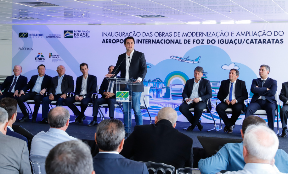 O governador Carlos Massa Ratinho Junior participa junto com o ministro da Infraestrutura, Tarcísio Freitas; com o diretor-geral brasileiro da Itaipu Binacional, Joaquim Silva e Luna; e o presidente da Infraero, Hélio Paes de Barros Júnior, da solenidade autorização o início das obras de ampliação da pista de pouso do Aeroporto Internacional de Foz do Iguaçu. - Foz do Iguaçu, 28/02/2020 - Foto: Rodrigo Félix Leal/AEN