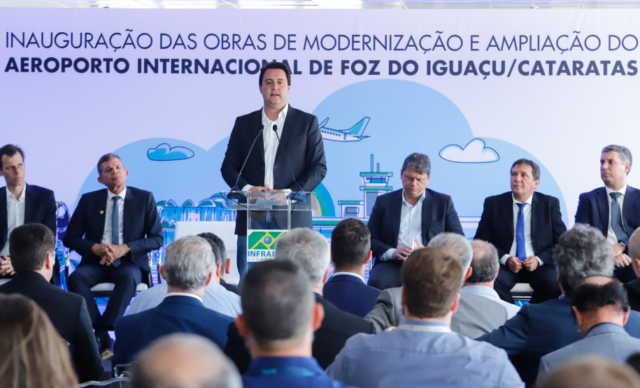 O governador Carlos Massa Ratinho Junior participa junto com o ministro da Infraestrutura, Tarcísio Freitas; com o diretor-geral brasileiro da Itaipu Binacional, Joaquim Silva e Luna; e o presidente da Infraero, Hélio Paes de Barros Júnior, da solenidade autorização o início das obras de ampliação da pista de pouso do Aeroporto Internacional de Foz do Iguaçu. - Foz do Iguaçu, 28/02/2020 - Foto: Rodrigo Félix Leal/AEN