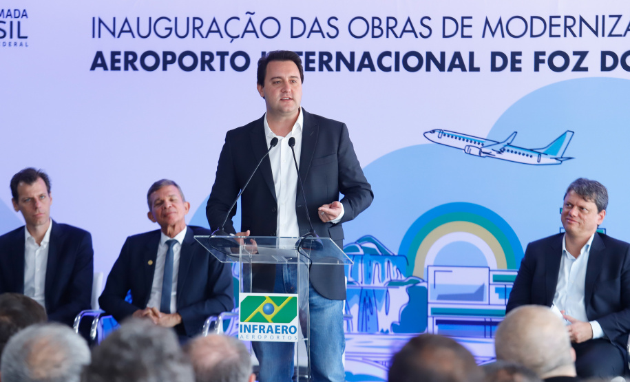 O governador Carlos Massa Ratinho Junior participa junto com o ministro da Infraestrutura, Tarcísio Freitas; com o diretor-geral brasileiro da Itaipu Binacional, Joaquim Silva e Luna; e o presidente da Infraero, Hélio Paes de Barros Júnior, da solenidade autorização o início das obras de ampliação da pista de pouso do Aeroporto Internacional de Foz do Iguaçu. - Foz do Iguaçu, 28/02/2020 - Foto: Rodrigo Félix Leal/AEN