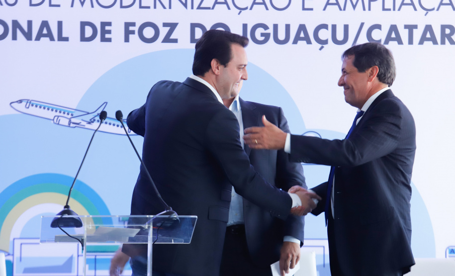 O governador Carlos Massa Ratinho Junior participa junto com o ministro da Infraestrutura, Tarcísio Freitas; com o diretor-geral brasileiro da Itaipu Binacional, Joaquim Silva e Luna; e o presidente da Infraero, Hélio Paes de Barros Júnior, da solenidade autorização o início das obras de ampliação da pista de pouso do Aeroporto Internacional de Foz do Iguaçu. - Foz do Iguaçu, 28/02/2020 - Foto: Rodrigo Félix Leal/AEN