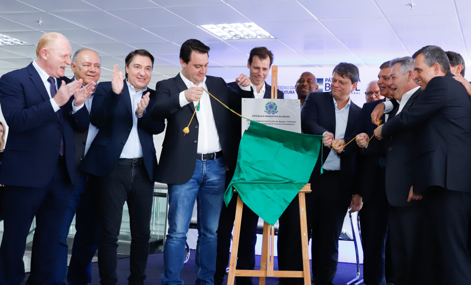 O governador Carlos Massa Ratinho Junior participa junto com o ministro da Infraestrutura, Tarcísio Freitas; com o diretor-geral brasileiro da Itaipu Binacional, Joaquim Silva e Luna; e o presidente da Infraero, Hélio Paes de Barros Júnior, da solenidade autorização o início das obras de ampliação da pista de pouso do Aeroporto Internacional de Foz do Iguaçu. - Foz do Iguaçu, 28/02/2020 - Foto: Rodrigo Félix Leal/AEN