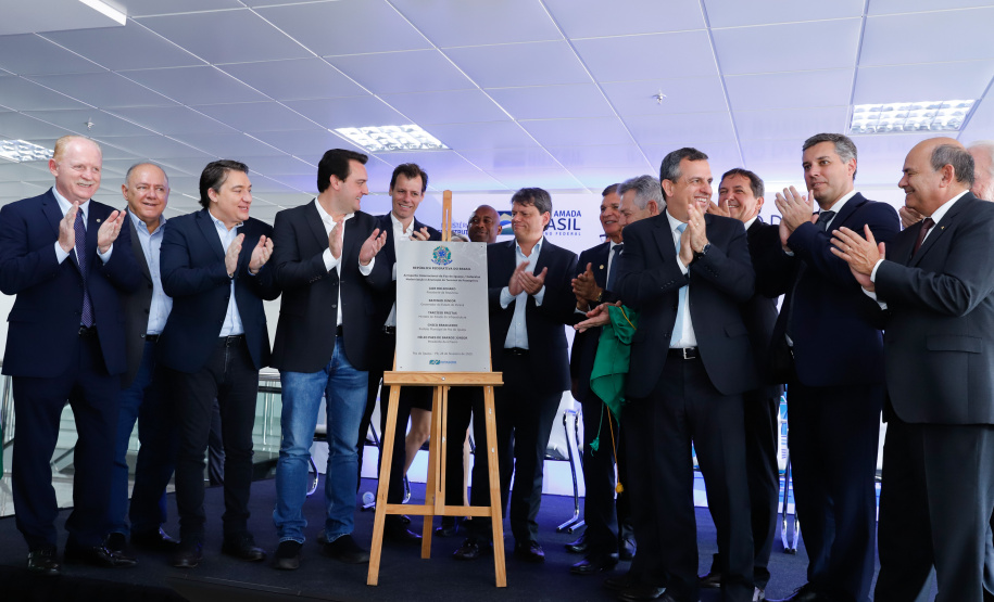 O governador Carlos Massa Ratinho Junior participa junto com o ministro da Infraestrutura, Tarcísio Freitas; com o diretor-geral brasileiro da Itaipu Binacional, Joaquim Silva e Luna; e o presidente da Infraero, Hélio Paes de Barros Júnior, da solenidade autorização o início das obras de ampliação da pista de pouso do Aeroporto Internacional de Foz do Iguaçu. - Foz do Iguaçu, 28/02/2020 - Foto: Rodrigo Félix Leal/AEN