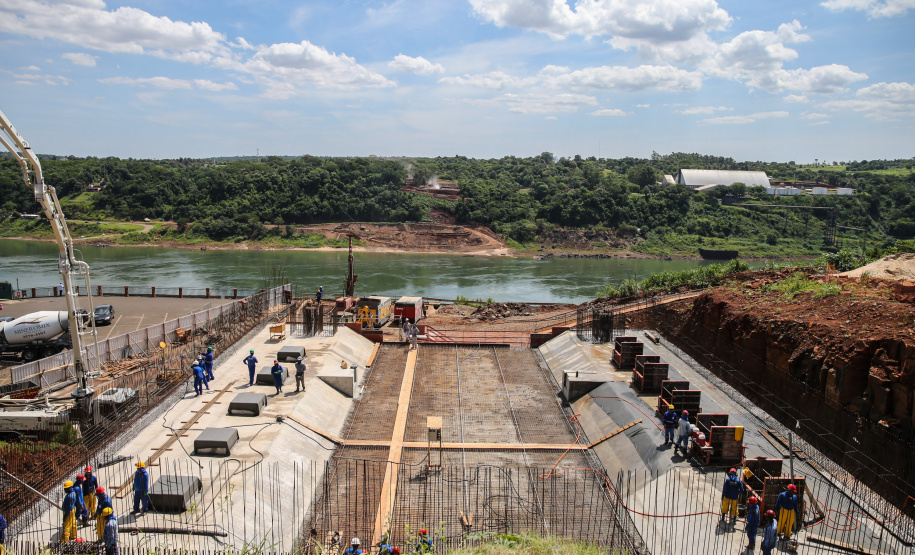O governador Carlos Massa Ratinho Junior, junto com o ministro da Infraestrutura, Tarcísio Freitas, e o diretor-geral brasileiro da Itaipu Binacional, Joaquim Silva e Luna, vistoria nesta sexta-feira (28) as obras de construção da Ponte da Integração Brasil e Paraguai, em Foz do Iguaçu